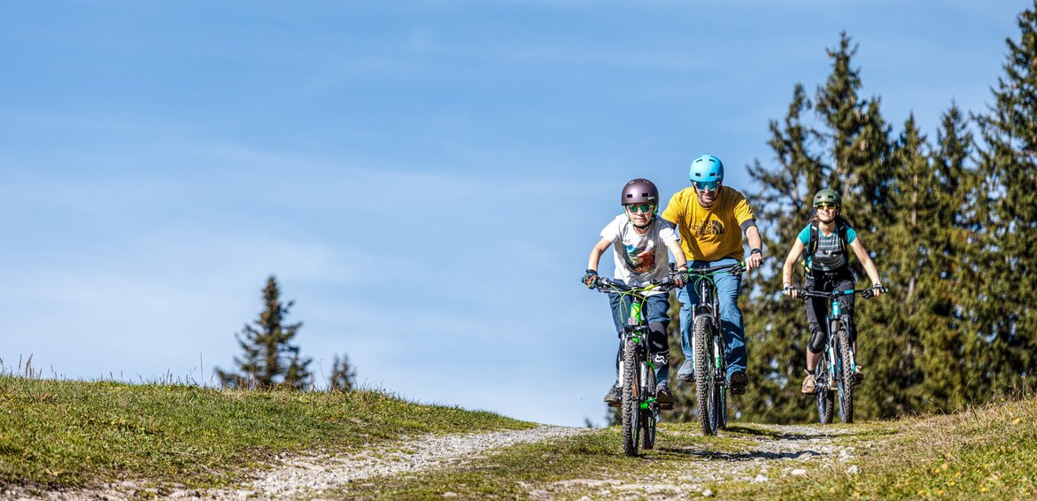 Eine Familie am Biken in den Bergen der Silvretta Montafon. | © Silvretta Montafon - Stefan Kothner