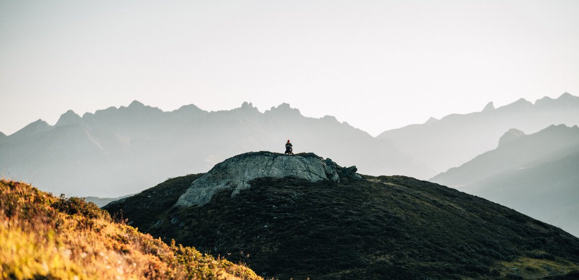 Eine Wanderin mit Panoramablick in der Silvretta Montafon. | © Silvretta Montafon - Friederike Weber