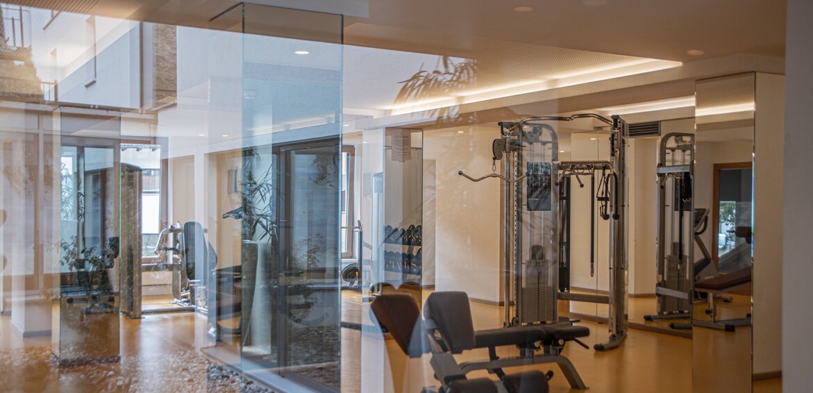 Ein Fitnessraum mit viel unterschiedlichen Trainingsgeräten und Spiegeln | © Silvretta Montafon - Mara Baues
