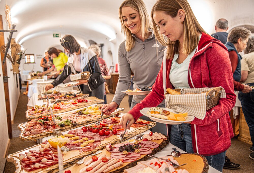 Bergfrühstück Winter - Silvretta Montafon | © Silvretta Montafon - Vanessa Strauch Zwei Frauen bedienen sich am Frühstücksbuffet in der Nova Stoba in der Silvretta Montafon. | © Silvretta Montafon - Vanessa Strauch