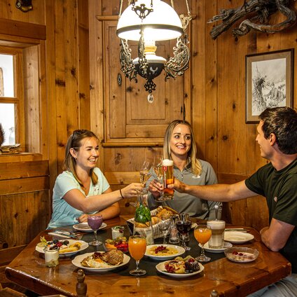 Bergfrühstück Winter - Silvretta Montafon | © Silvretta Montafon - Vanessa Strauch Drei Personen in einer gemütlichen Holzstube beim Bergfrühstück in der Nova Stoba in der Silvretta Montafon. | © Silvretta Montafon - Vanessa Strauch