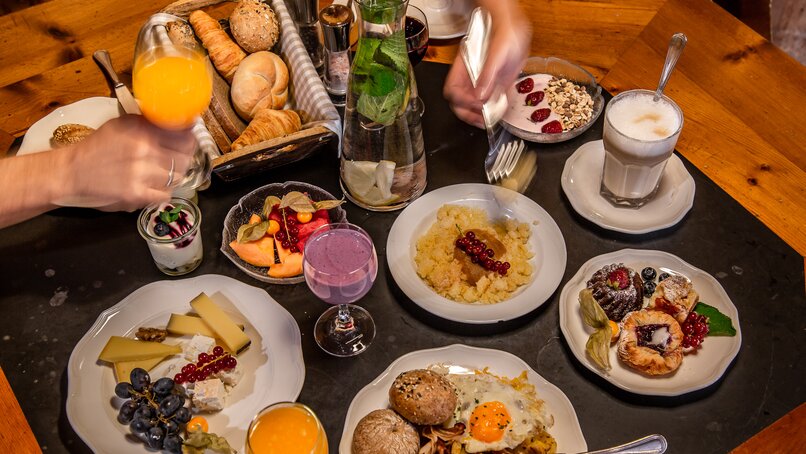 Bergfrühstück Winter - Silvretta Montafon | © Silvretta Montafon - Vanessa Strauch Ein rechlich gedeckter Tisch beim Bergfrühstück in der Nova Stoba in der Silvretta Montafon. | © Silvretta Montafon - Vanessa Strauch