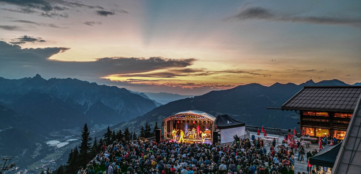 Konzert am Kapell - Silvretta Montafon | © Silvretta Montafon - Vanessa Strauch Konzert in der Silvretta Montafon beim Sonnenuntergang auf der Terrasse vom Kapellrestaurant | © Silvretta Montafon - Vanessa Strauch