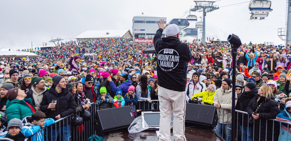 DJ Ötzi auf der Bühne vor großem Publikum direkt im Skigbiet Silvretta Montafon. | © Silvretta Montafon - Vanessa Strauch