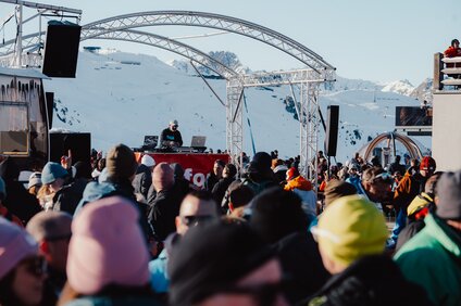 DJ Happy - Silvretta Montafon | © Silvretta Montafon - GOODGUYPAEZ DJ Happy vor der Kulisse in der Silvretta Montafon am DJ Pult | © Silvretta Montafon - GOODGUYPAEZ