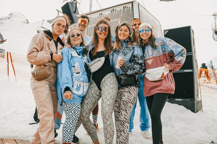 Forever 80s Party - Silvretta Montafon | © Silvretta Montafon - Vanessa Strauch Feiernde Gruppe von jungen Menschen in 80er Jahre Kleidung bei der Forever 80s Party in der Silvretta Montafon. | © Silvretta Montafon - Vanessa Strauch