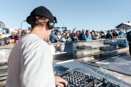 Skiopening Montafon - Silvretta Montafon | © Silvretta Montafon - Marie Schilcher Ein DJ spielt in der Bella Nova währenddessen die Skifahrer ein Getränk genießen | © Silvretta Montafon - Marie Schilcher