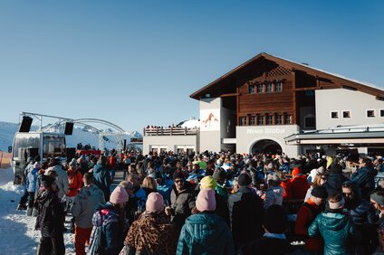Uniskitag - Silvretta Montafon | © Silvretta Montafon - GOODGUYPAEZ Tanzende und feiernde Menschen beim Uniskitag in der Silvretta Montafon | © Silvretta Montafon - GOODGUYPAEZ