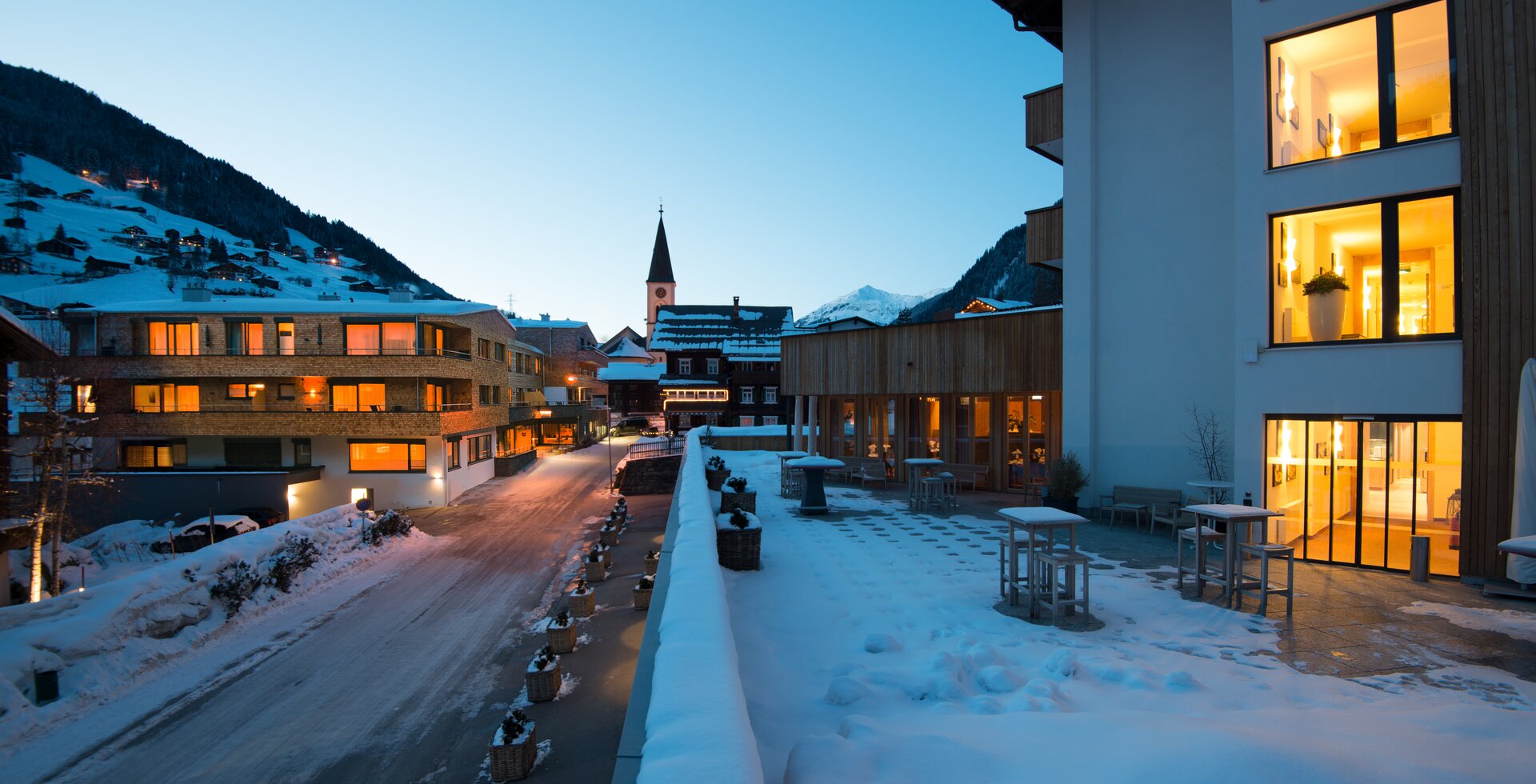 Sporthotel Silvretta Montafon - Silvretta Montafon | © Silvretta Montafon - Daniel Zangerl Blick von der Sporthotel Terrasse am Abend in der Silvretta Montafon in Gaschurn. | © Silvretta Montafon - Daniel Zangerl