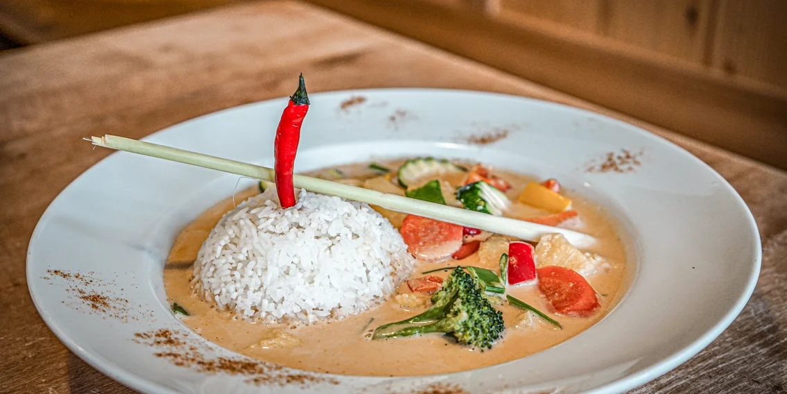 Ein Teller mit Reis und vegetarischem Gemüse-Curry in der Nova Stoba. | © Silvretta Montafon - Vanessa Strauch