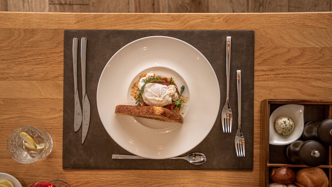 Hauptgang im Simons - Silvretta Montafon | © Silvretta Montafon - Mara Baues Eine gedeckter Tisch mit einem Hauptgang von oben fotographiert. | © Silvretta Montafon - Mara Baues