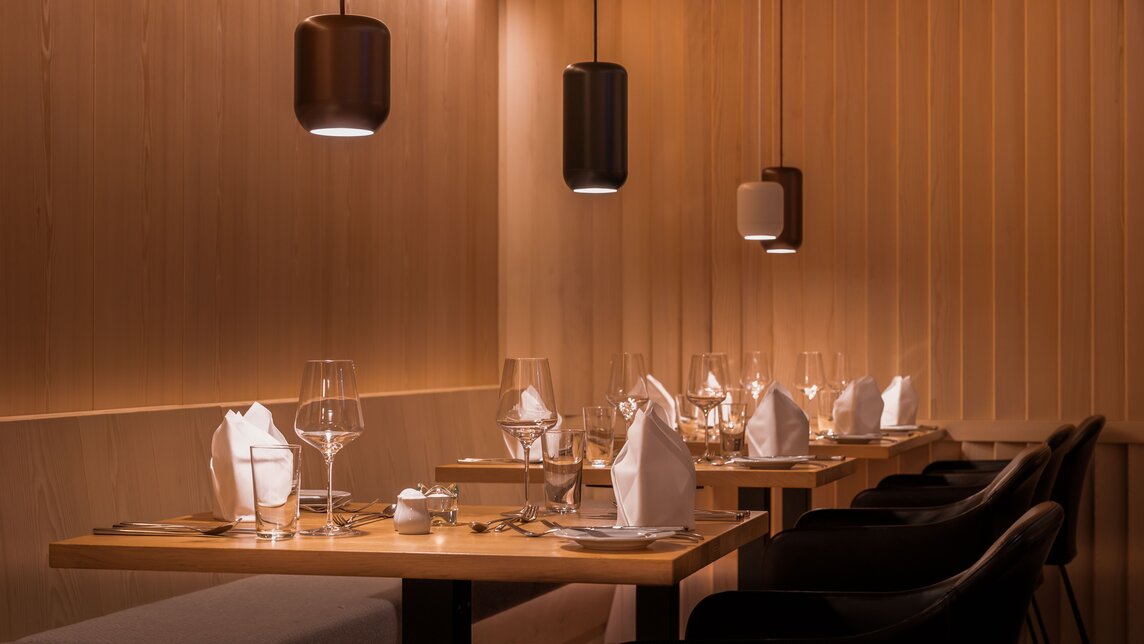 Simons Alpenbrasserie - Silvretta Montafon | © Silvretta Montafon - Mara Baues Ein gedeckter Tisch in Simons Alpenbrasserie im Sporthotel Silvretta Montafon. | © Silvretta Montafon - Mara Baues