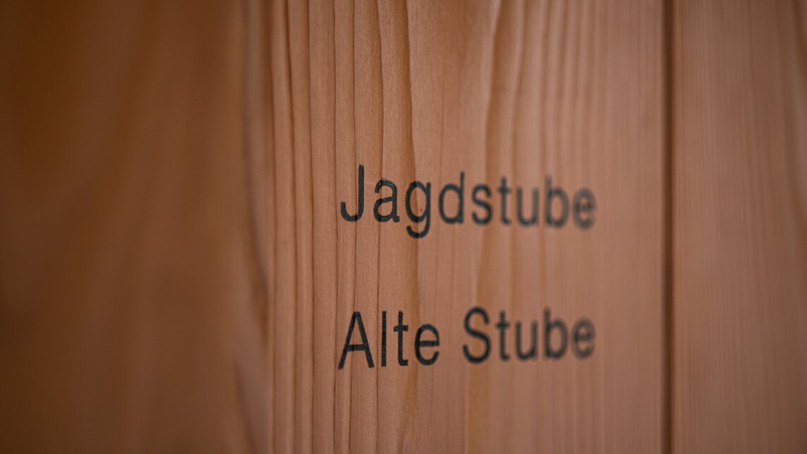 Jagdstube in Simons Alpenbrasserie - Silvretta Montafon | © Silvretta Montafon - Mara Baues Die Beschilderung der Jadstube in Simons Alpenbrasserie im Sporthotel Silvretta Montafon. | © Silvretta Montafon - Mara Baues