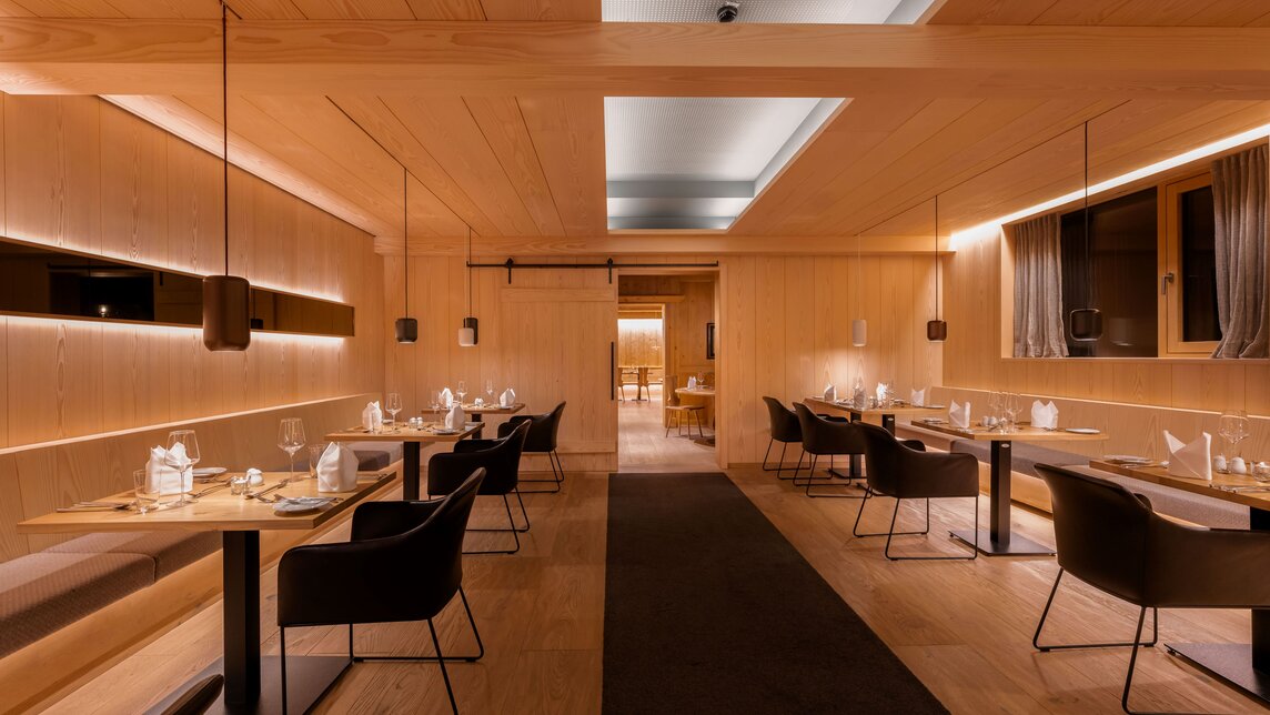 Simons Alpenbrasserie - Silvretta Montafon | © Silvretta Montafon - Mara Baues Innenraum mit gedeckten Tischen in Simons Alpenbrasserie im Sporthotel Silvretta Montafon. | © Silvretta Montafon - Mara Baues