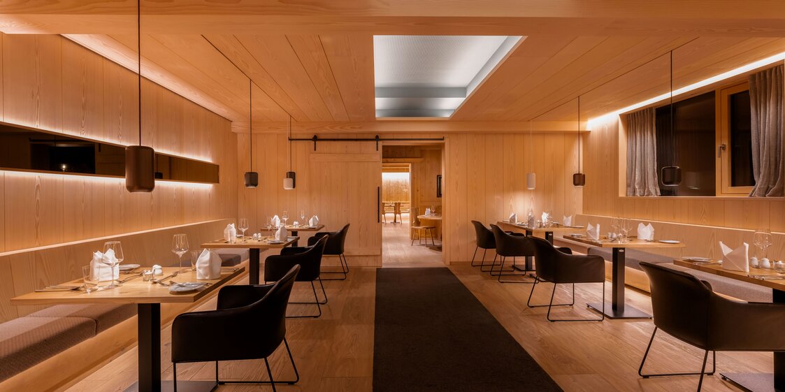 Simons Alpenbrasserie - Silvretta Montafon | © Silvretta Montafon - Mara Baues Innenraum mit gedeckten Tischen in Simons Alpenbrasserie im Sporthotel Silvretta Montafon. | © Silvretta Montafon - Mara Baues