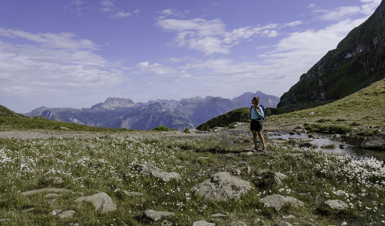 Frau genießt die frische Bergluft während dem Wandern in der Silvretta Montafon  | © Silvretta Montafon - Lisa von Abenteuermomente