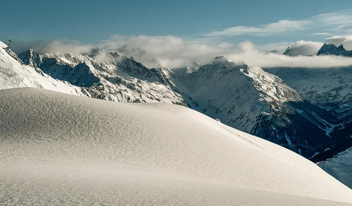 Frischer Pulverschnee in in den Bergen der Silvretta Montafon. | © Silvretta Montafon - Vanessa Strauch