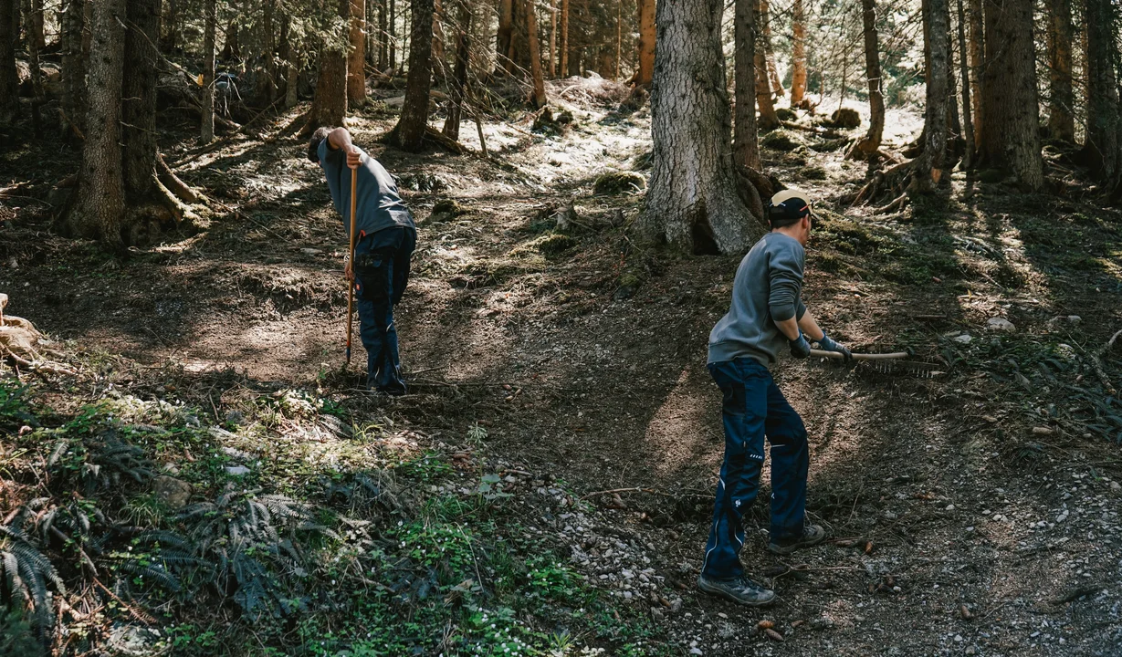 Menschen bereiten die Trails für den Trailpark Hochjoch für den Sommer vor. | © Silvretta Montafon - Vanessa Strauch