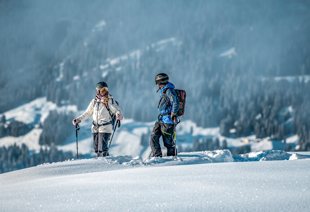 Freerider - Silvretta Montafon | © Silvretta Montafon - Highland Production Zwei Freerider stehen im Tiefschnee in der Silvretta Montafon. | © Silvretta Montafon - Highland Production