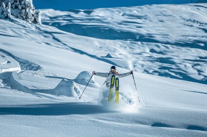 Freerider - Silvretta Montafon | © Silvretta Montafon - Highland Production Skifahrer fährt durch frischen Tiefschnee in der Silvretta Montafon. | © Silvretta Montafon - Highland Production