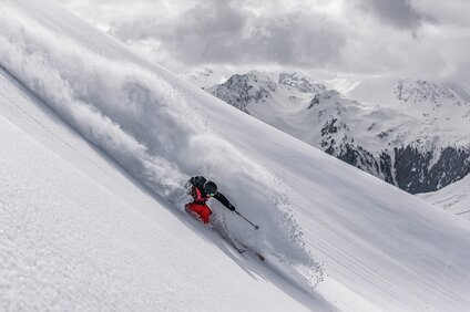 Freerider - Silvretta Montafon | © Silvretta Montafon - Schöffel Ein Freerider fährt im Steilhang im Tiefschnee in der Silvretta Montafon. | © Silvretta Montafon - Schöffel