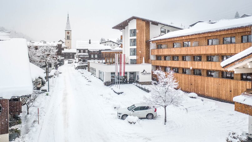 Das Sporthotel Silvretta Montafon in Gaschurn im Winter | ©  Silvretta Montafon - blateral Der Ortskern Gaschurn mit dem Sporthotel Silvretta Montafon währenddessen es schneit  | ©  Silvretta Montafon - blateral