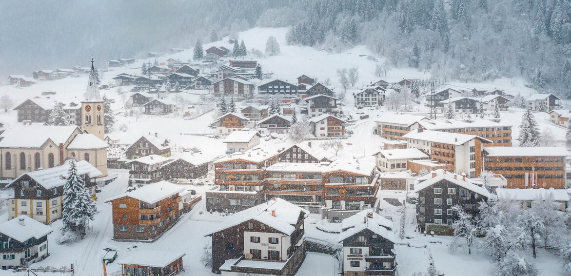 Der Ortskern Gaschurn mit dem Sporthotel Silvretta Montafon währenddessen es schneit  | ©  Silvretta Montafon - blateral