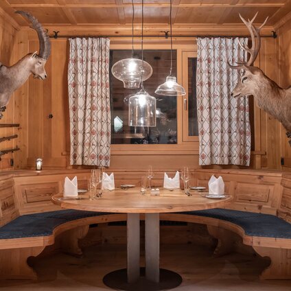 Jägerstube im Sporthotel Silvretta Montafon in Gaschurn | © Silvretta Montafon - blateral Eine urige Sitzecke mit zwei Hirschgeweihen in der Jägerstube im Sporthotel Silvretta Montafon | © Silvretta Montafon - blateral