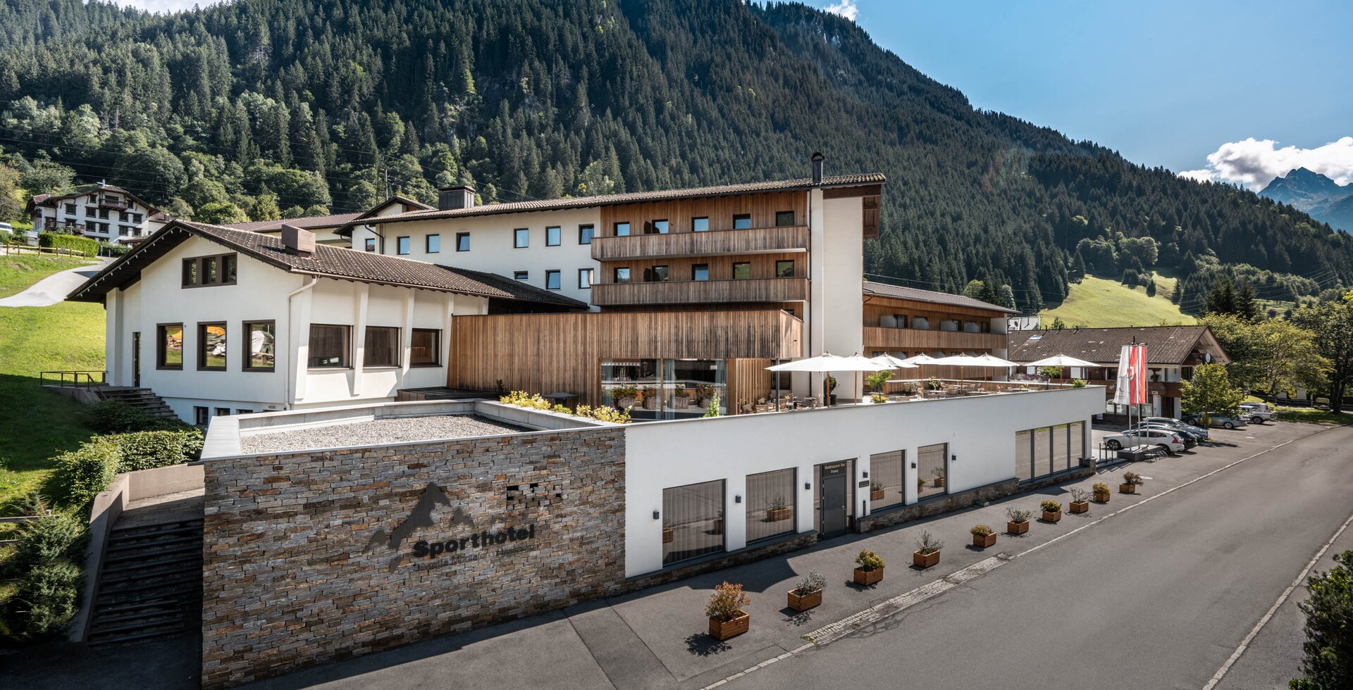 Sporthotel Silvretta Montafon - Silvretta Montafon | © Silvretta Montafon Sporthotel Silvretta Montafon von außen im Sommer | © Silvretta Montafon