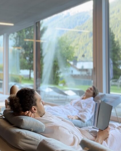 day_spa_im_sporthotel_silvretta_montafon | © Silvretta Montafon - Mara Baues ein Paar genießt die gemütliche Auszeit im Sporthotel | © Silvretta Montafon - Mara Baues