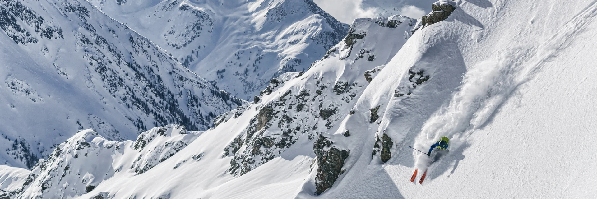 Ein Skifahrer zieht seine Line im Freeridegebiet Silvretta Montafon  | © Silvretta Montafon - Michael Müller