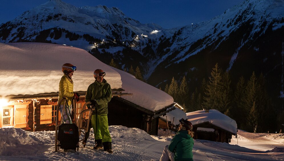 Drei Freunde vor der Abfahrt über die Nachtrodelbahn Garfrescha in der Silvretta Montafon | © Silvretta Montafon - Daniel Zangerl