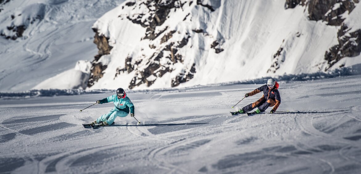 zwei Skifahrer fahren parallel eine Piste der Silvretta Montafon hinunter.  | © Silvretta Montafon - Daniel Hug