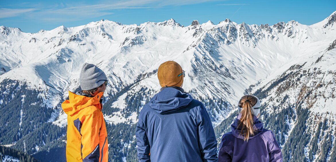 Drei Personen am Aussicht genießen beim Winterwandern in der Silvretta Montafon. | © Silvretta Montafon - Vanessa Strauch